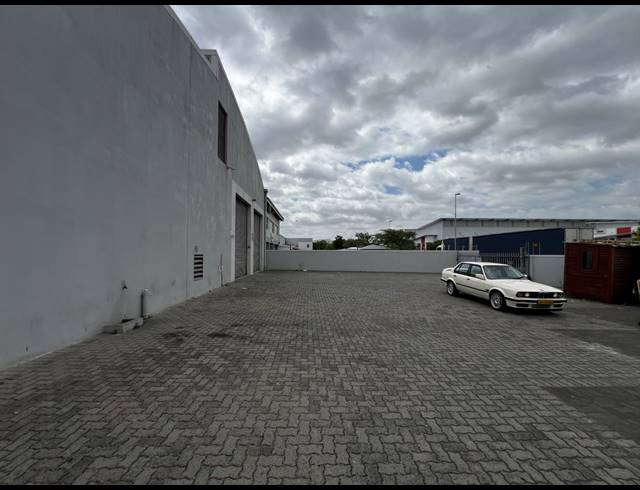 900M² WAREHOUSE TO LET IN AIRPORT INDUSTRIA